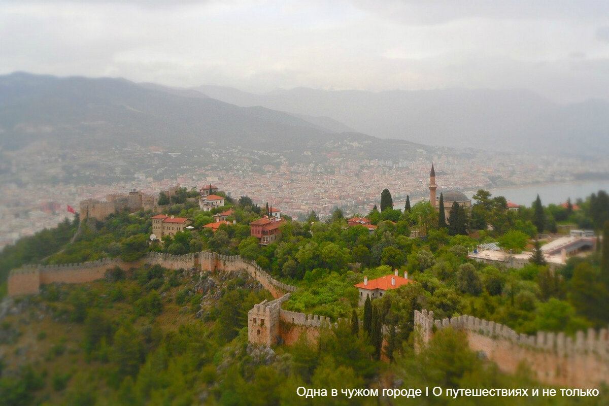 Автобусы везут сюда со всей округи туристов на экскурсии, а мотороллеры местных мачо – одинокие девичьи сердца на первое свидание