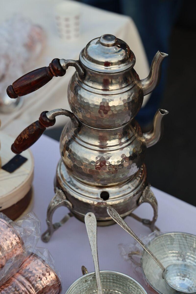 Двойной чайник на ярмарке в Мармарисе, в декабре 2019г