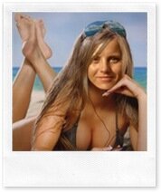   Загоревшая кожа, ослепительная улыбка – символ здоровья,  привлекательности, успешности. Улыбка для красивой женщины –  естественное состояние мимических мышц, а вариантов получения красивого  бронзового загара всего два. Вариант первый: пляжный отдых под лучами  традиционного светила. Второй – загар в солярии: капсула, «солнце из  розетки», смуглый оттенок кожи, практически не отличимый от пляжного  загара. А вот насколько неотличимый – это вопрос. Этот вопрос мы и  постараемся сейчас решить. В чем отличие морского загара от загара в  солярии?   