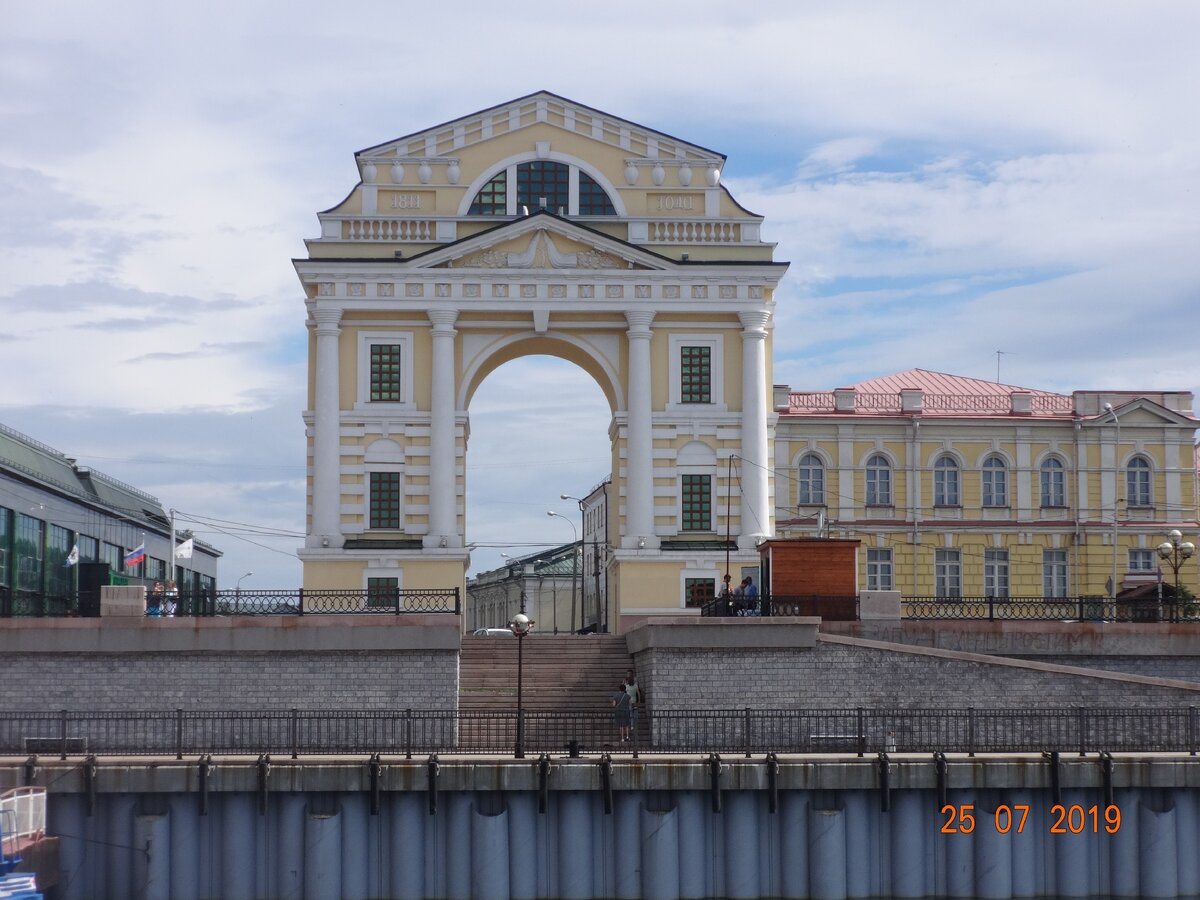 И арка специально построенная к приезду одного из царей, через которую он шагнул в город.