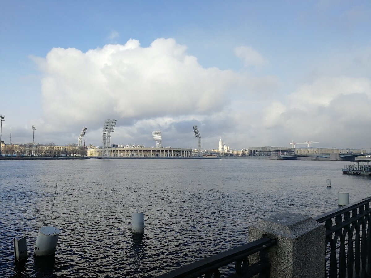Гладь Невы. Вид на Тучков мост и Петровский стадион