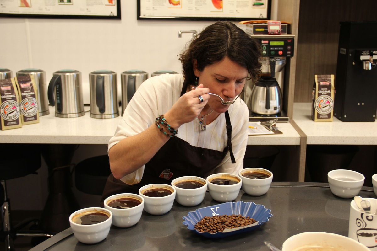 Бариста василий иваново. Бариста. Как называется профессия кофе. Дегустация чая. Кофе бариста.