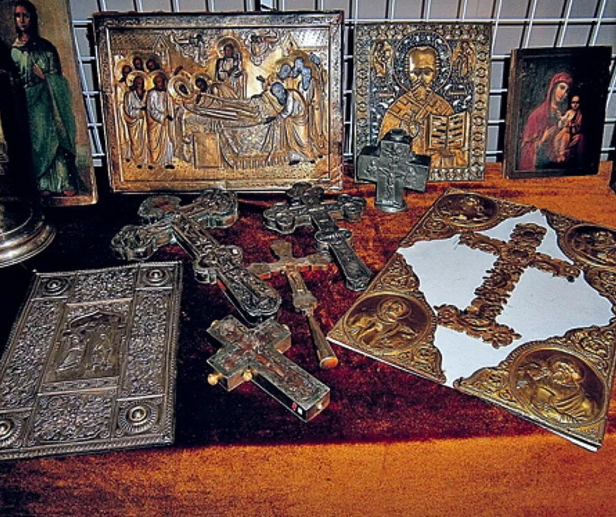 А.Б. Ильин
Александр Борисович Ильин жил в Кировограде и работал электриком. Как простой работяга он ходил в кирзовых сапогах и замусоленной робе.-2