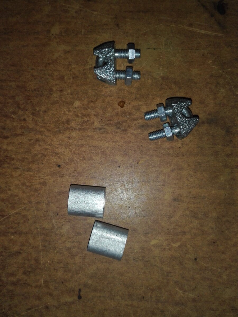 Сплющенная трубка или мини зажимы.