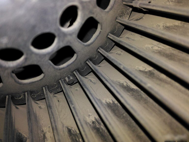 Грязная крыльчатка вентилятора отопителя Лада Веста