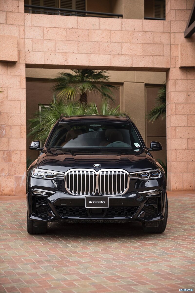 В профиль чуть ли не единственной отличительной чертой стал фирменный изгиб Хофмайстера. Другое дело — анфас. Спереди X7 вообще сложно с кем-либо спутать, и не в последнюю очередь благодаря наиболее спорной части — гипертрофированным ноздрям, которые раздулись на 40%. Они просто гигантские: 70 см по ширине и 38 см по высоте. По европейским меркам это похоже на гигантоманию, но если сравнивать с «американцами», например Cadillac Escalade или Lincoln Navigator, то X7 — сама скромность. 

