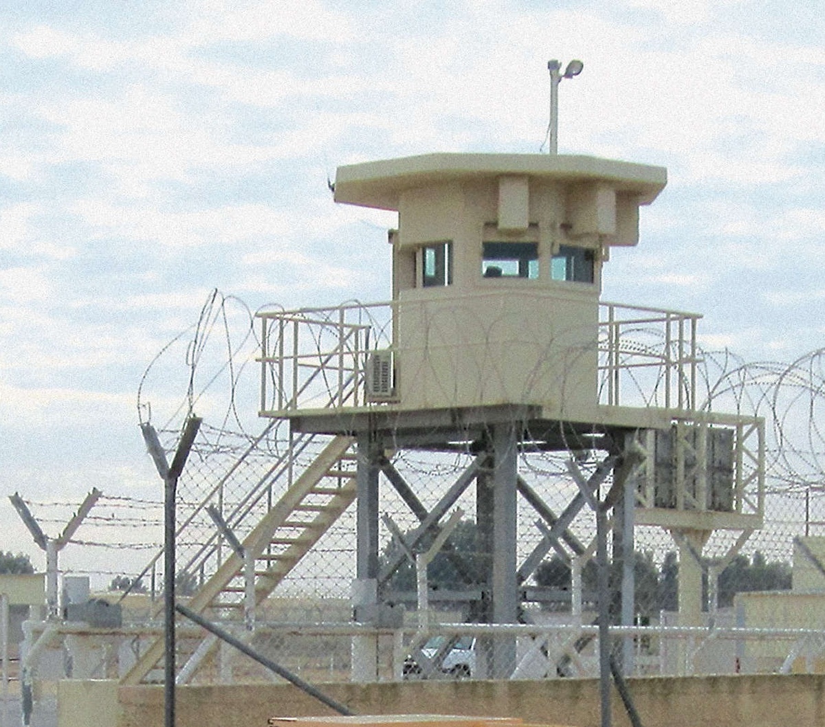 У нас была вышка, похожая на эту, только выше и с вертикальной лестницей