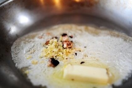     В качестве грибной начинки для конвертиков лучше всего подойдут свежие шампиньоны. Хотя это, разумеется, не единственный вариант. Итак, грибы очищаем, промываем и мелко режем.        Теперь берём сковороду с толстыми стенками, ставим её на конфорку и поджигаем. Кидаем в сковороду сливочное масло и растапливаем его. Пока масло потихоньку уменьшается, выдавливаем к нему чеснок, добавляем мелко нашинкованный лук и слегка это всё обжариваем, постоянно помешивая.   Добавляем в сковородку порезанные грибы, солим, добавляем приправы и обжариваем их 10-15 минут до тех пор, пока не испарится вся жидкость. Перемешиваем, и вот начинка готова!   