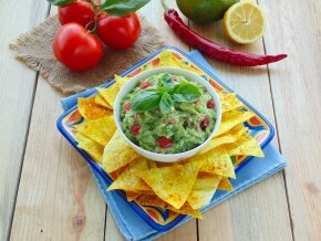 Закуска из авокадо по-мексикански к чипсам29 Ккал10 минутОтличная закуса-намазка из мякоти авокадо, томатов, зеленого лука и свежей зелени. Для остроты и кислинки мы добавили перец чили и сок лимона, регулируйте остроту по своему вкусу. Этот зеленый соус можно использовать как закуску к чипсам или намазать на хлеб / хлебцы. Рецепт подойдет абсолютно всем: вегетарианцам, веганам, постящимся и даже сыроедам.