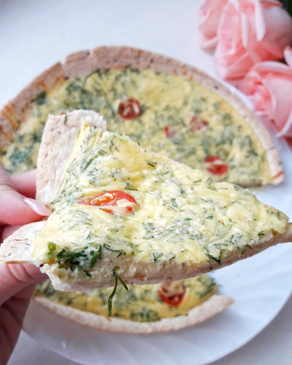 
КБЖУ на эту порцию 486/19.8/22.7/33.5
⠀
Ингредиенты:
- тортилья (моя 62гр) или взять лаваш и вырезать круг
- 2 яйца
- 16гр сыра (можно и больше)
- 25гр помидорок черри
- укроп
- 30гр 15% сметаны
- соль
- 2гр подсолнечного масла для смазки формы.
⠀
Приготовление:
- смазываем форму, у меня круглая. Тортилья чуть больше формы. Чтобы были бортики и не вытекали яица. Полсантиметра хватит.
- взбиваем яица, сметану, нарезанный укроп и соль, выкладываем на тортилью.
- трем сыр и режем помидорки и выкладываем сверху.
- отправляем в духовку и выпекаем 12 мин при температуре 180' (смотрите по своей духовке).
Приятного аппетита!!!!