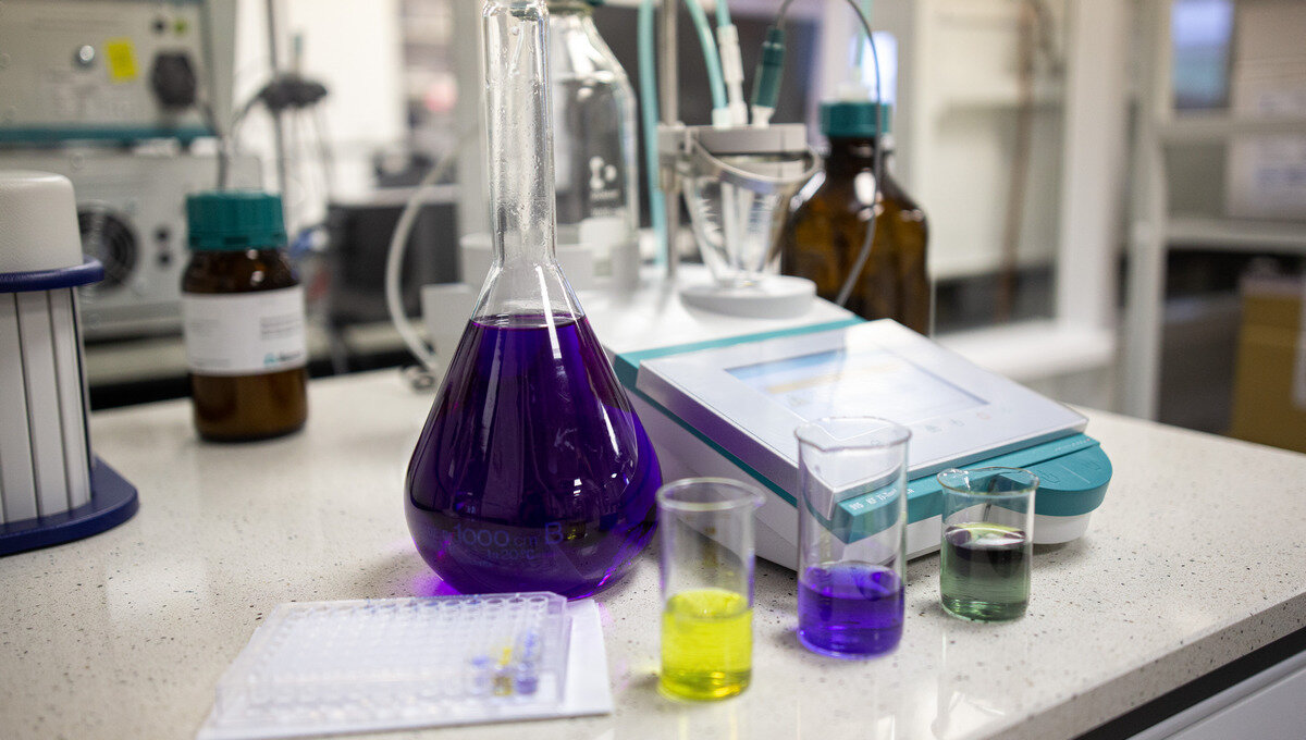 Ученые планируют синтезировать и исследовать свойства комплексов электроактивных катионов металлов и синтетических полимеров. Фото: Полина Погребицкая, медиацентр УрФУ