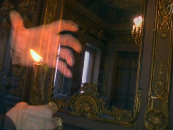 С древних времён зеркала считаются опасным магическим атрибутом. Знаменитый швейцарский алхимик, врач и философ Парацельс утверждал, что зеркало - это туннель, соединяющий материальный и тонкий миры. Тот, кто загляделся в него, может быть утянут в зазеркалье. Также, по поверью, зеркальный двойник, если встретиться с ним взглядом, забирает часть энергии человека. Кроме того, зеркало может захватить душу усопшего, которая какое-то время после кончины ещё находится в доме, и она навеки останется в нём. И вообще лучше остерегаться старинных зеркал и воздерживаться от их приобретения.
