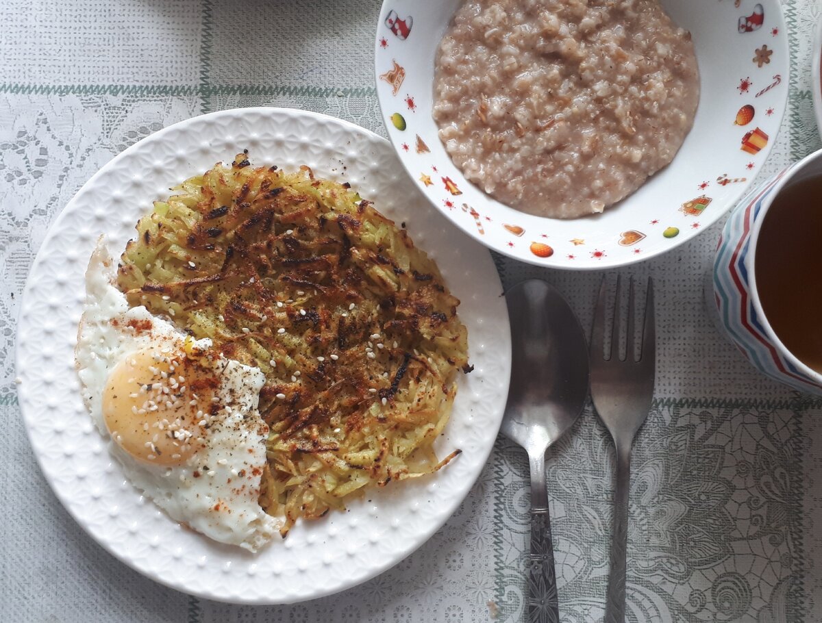 Хашбраун, глазунья, каша 4 злака на воде с корицей, зелёный чай с мятой 