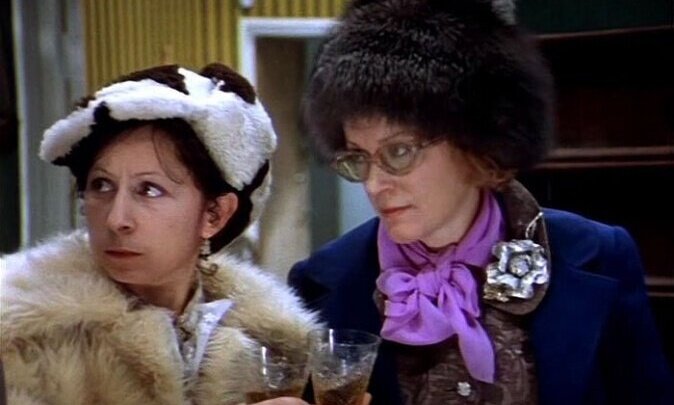 Валентина Талызина и Лия Ахеджакова в фильме «Ирония судьбы, или с легким паром».