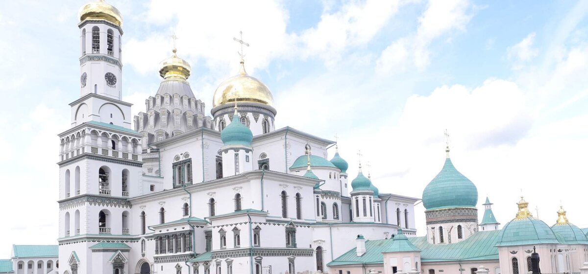 Купола буд-то  парят в облаках