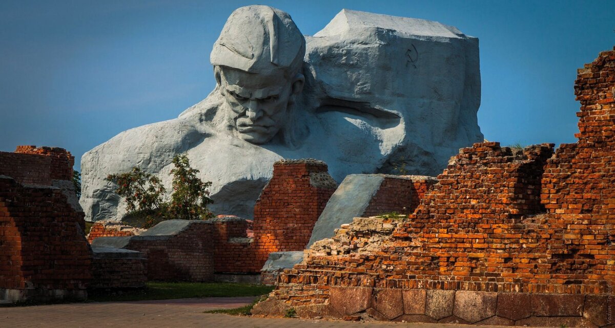 Памятник защитникам Брестской крепости. Руины Брестской крепости