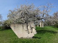 В 1960-х годах возникла идея организовать симпозиум, где будет происходить обмен мнениями и опытом, а также передача знаний и тенденций в современной скульптуре. Первая встреча скульпторов состоялась в летние месяцы 1966 года, а затем в последующие три года. После нормализации эта многообещающая традиция была запрещена. Бархатная революция означала возобновление симпозиумов, и поэтому к 2000 году на склонах холма Готард было установлено 86 скульптур не только чешскими, моравскими или силезскими авторами, но и из других стран Европы, Азии и Америки.