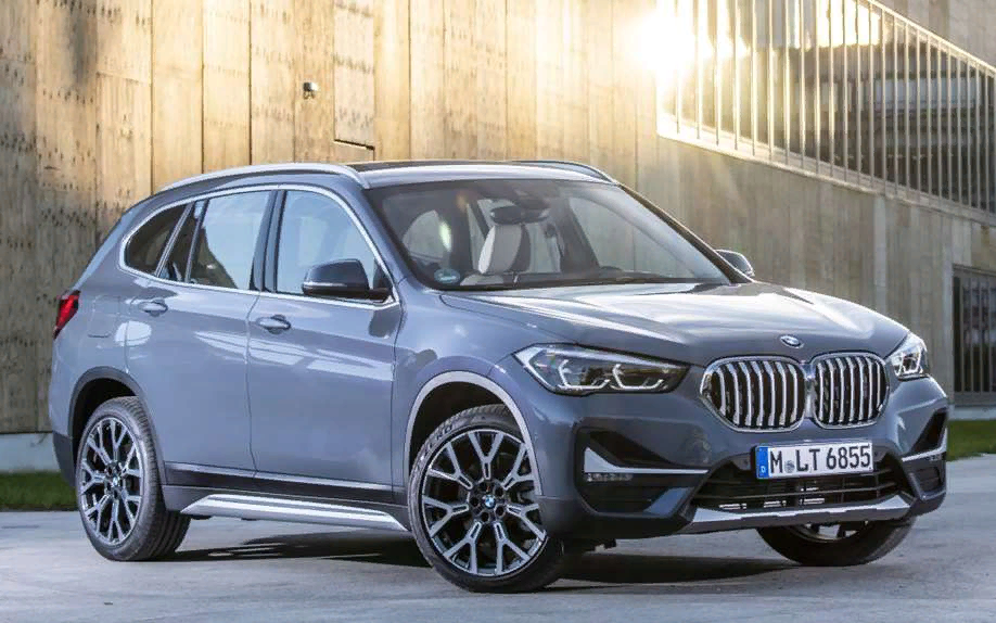 Паркетник BMW X1 старой версии был компактным и комфортным в использовании, однако он сильно терялся на фоне аналогов в плане внешнего облика. Во время переработки в экстерьер добавили сочные спортивные черты, которые создали образ внедорожного автомобиля и стали запоминающейся изюминкой линейки. Фирменная стилистика соблюдена, но характер у X1 проявился куда лучше: главные фары обрели более выразительную форму, решетка радиатора стала больше и получила дизайнерские улучшения, на бампере увеличились воздухозаборники и т. д. 
Добавилось три новых варианта окраски кузова:
1)Storm Bay.
2)Misano Blue.
3)Jucaro Beige.
 Набор силовых агрегатов весьма обширен: на выбор 6 дизельных и 4 бензиновых мотора семейства BMW TwinPower Turbo, а также гибрид – BMW X1 xDrive25e. Модификация xDrive25e оснащена как классическим движком, так и электромотором. Гибрид использует уже опробованные на модели BMW i8 технологии PHEV 4 поколения.