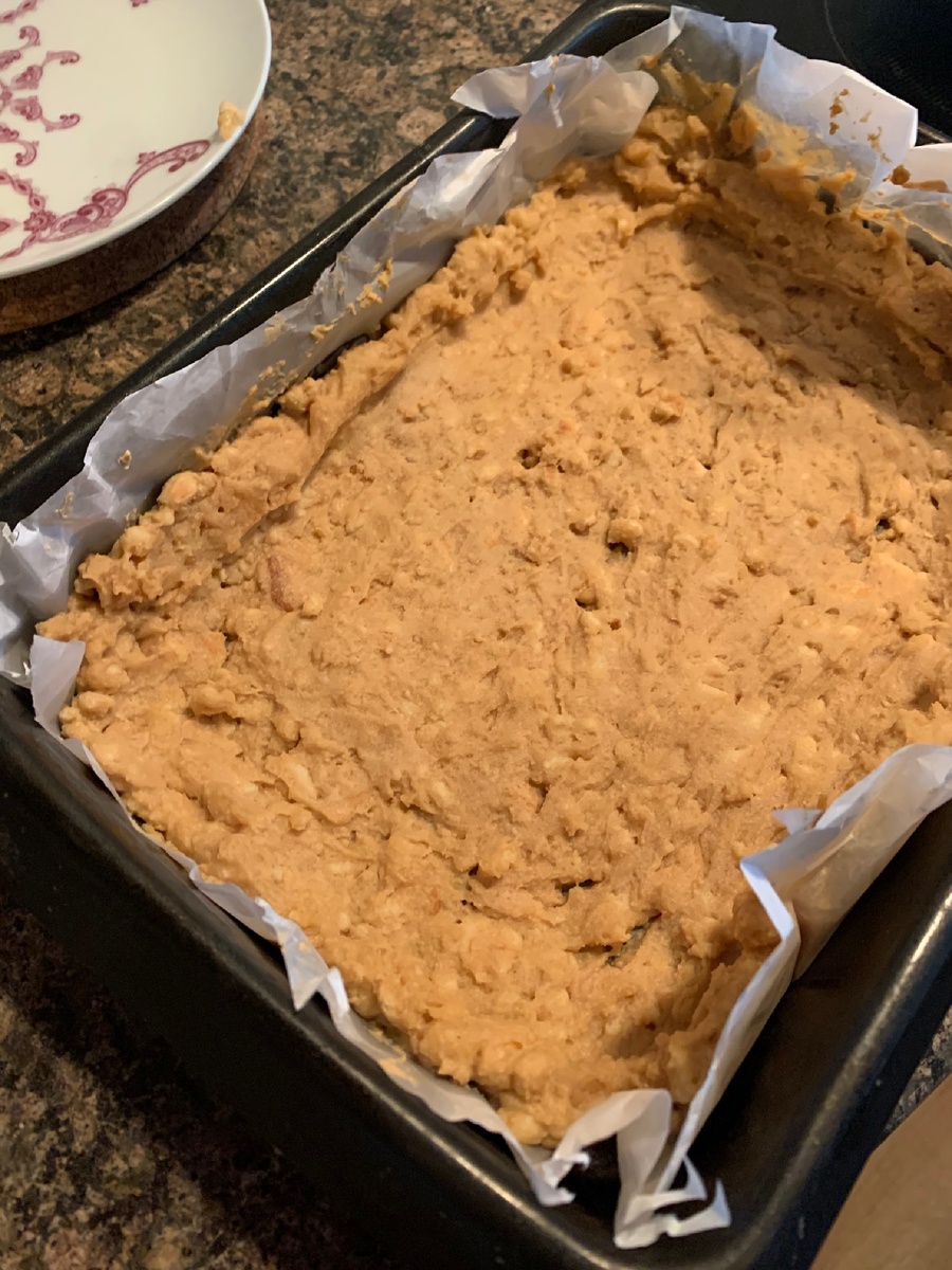 У меня неоднородная консистенция, так как я крошила руками. Для более гладкой -  спользуйте блендер или скалку.