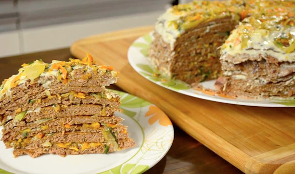 печеночного торта рецепт с говяжьей печенью. печёночный торт из свиной. печеночный торт лазерсон. пирог печеночный блинчатый. торт из печени.