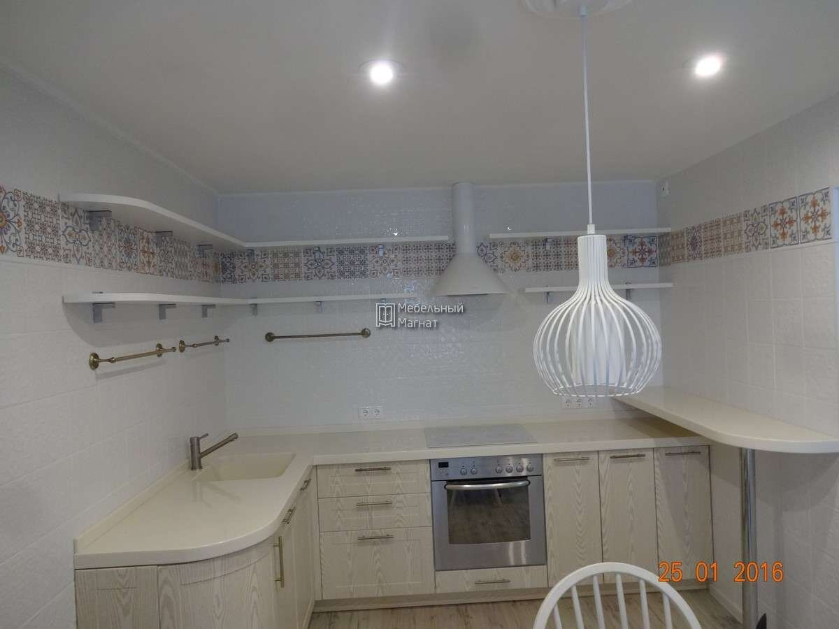 Кухня прованс без верхних ящиков по специальному заказу выполнена точно в срок. Опытные мастера изготавливают кухни на итальянском оборудовании и достигают превосходных результатов. 