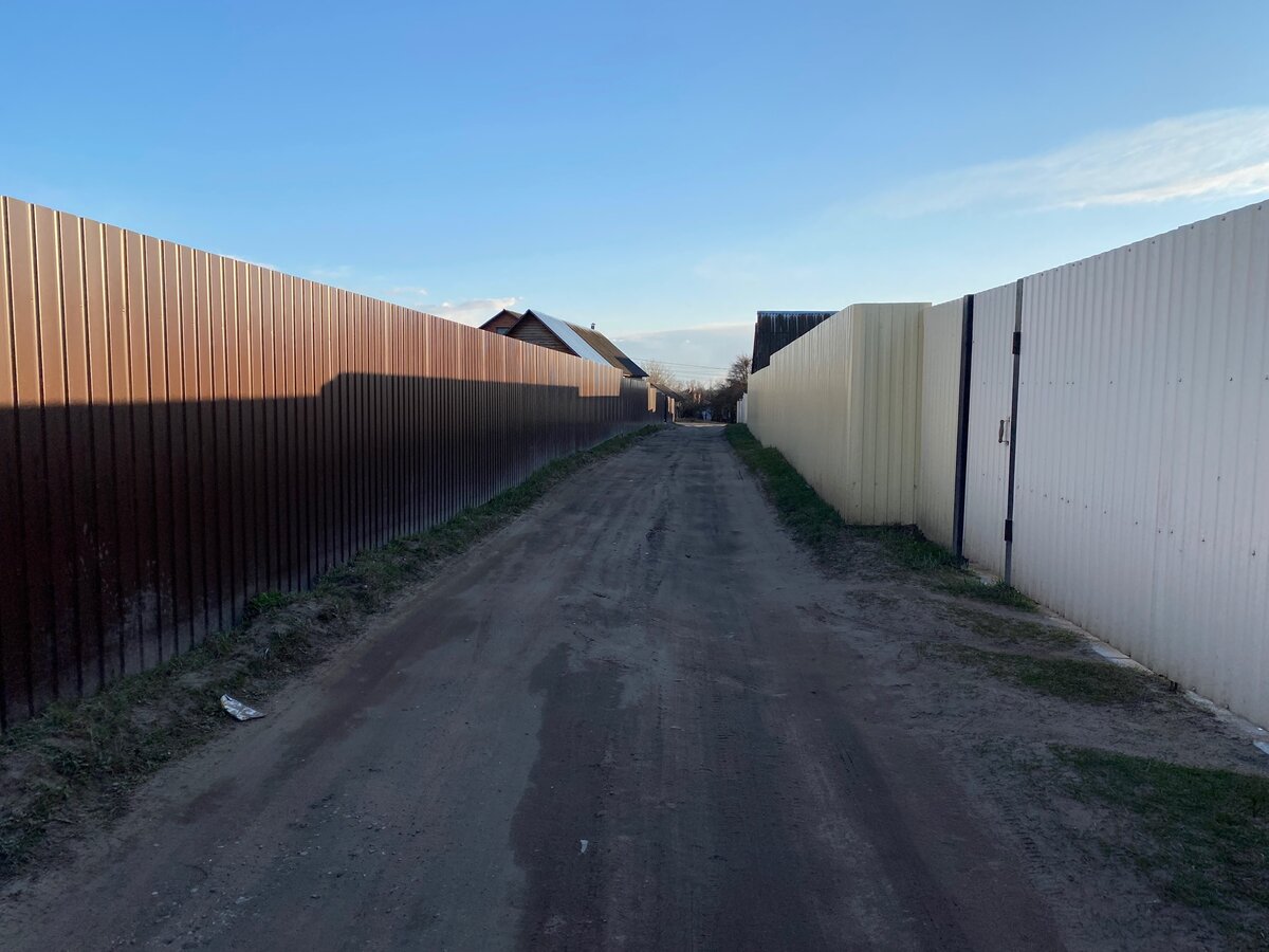 Как меня уже достали эти заборы из профнастила. Не понимаю почему ...