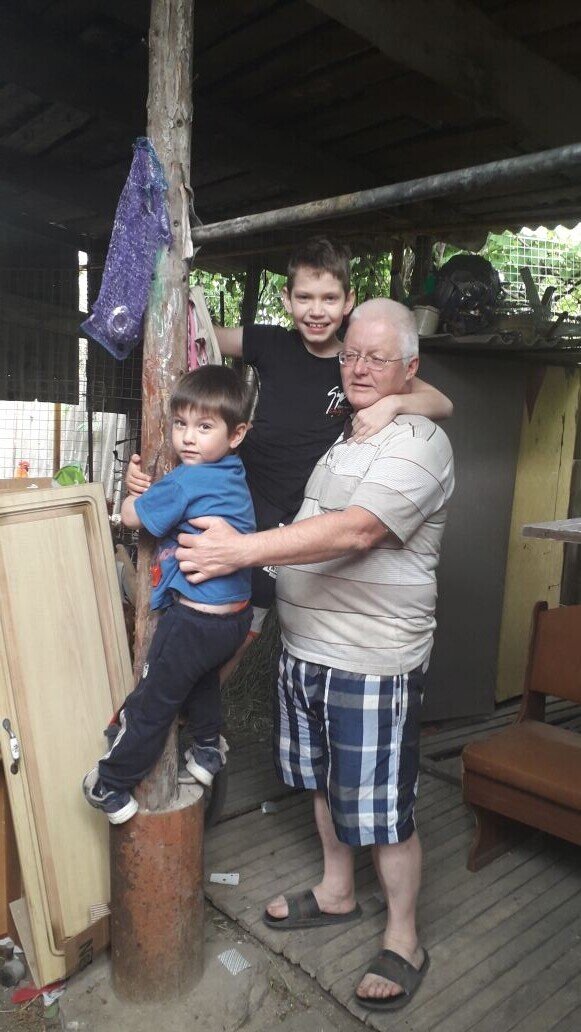 Тимофей забрался на турник,Тимур за ним.