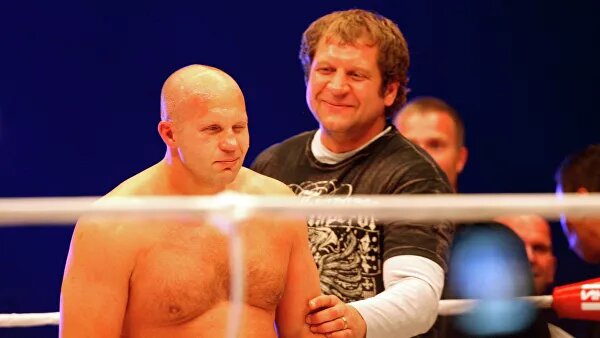 Предварительный кард стартует в час ночи по Москве. Закроет его бой с участием Кэтлин Чукагян — второго номера наилегчайшего веса и обладательницы 11-го места в женском рейтинге UFC вне зависимости от весовой категории. В своем последнем поединке 31-летняя американка армянского происхождения билась за титул, но уступила нокаутом Валентине Шевченко.Следующей соперницей Чукагян станет старшая сестра чемпионки. Антонина Шевченко идет на 12-й позиции дивизиона и имеет огромный шанс на рывок в рейтинге. Спортсменка, представляющая Киргизию, выиграла предыдущий поединок, однако до этого уступила своей единственной оппонентке сопоставимого с Чукагян уровня — Роксанн Модаффери. То поражение остается для 35-летней уроженки Бишкека единственным за карьеру в MMA.26 мая, 08:00Семейный бизнес: братья и сестры в смешанных единоборствахЛюбопытно, что Шевченко подходит к предстоящему поединку в ранге фаворитки. Коэффициенты букмекерских контор на ее победу составляют около 1,7-1,8 против 2,2-2,3 на успех Чукагян. Если такие котировки материализуются, то американка наверняка надолго вылетит из титульной гонки, а Шевченко укрепит грозный статус своей фамилии в смешанных единоборствах.