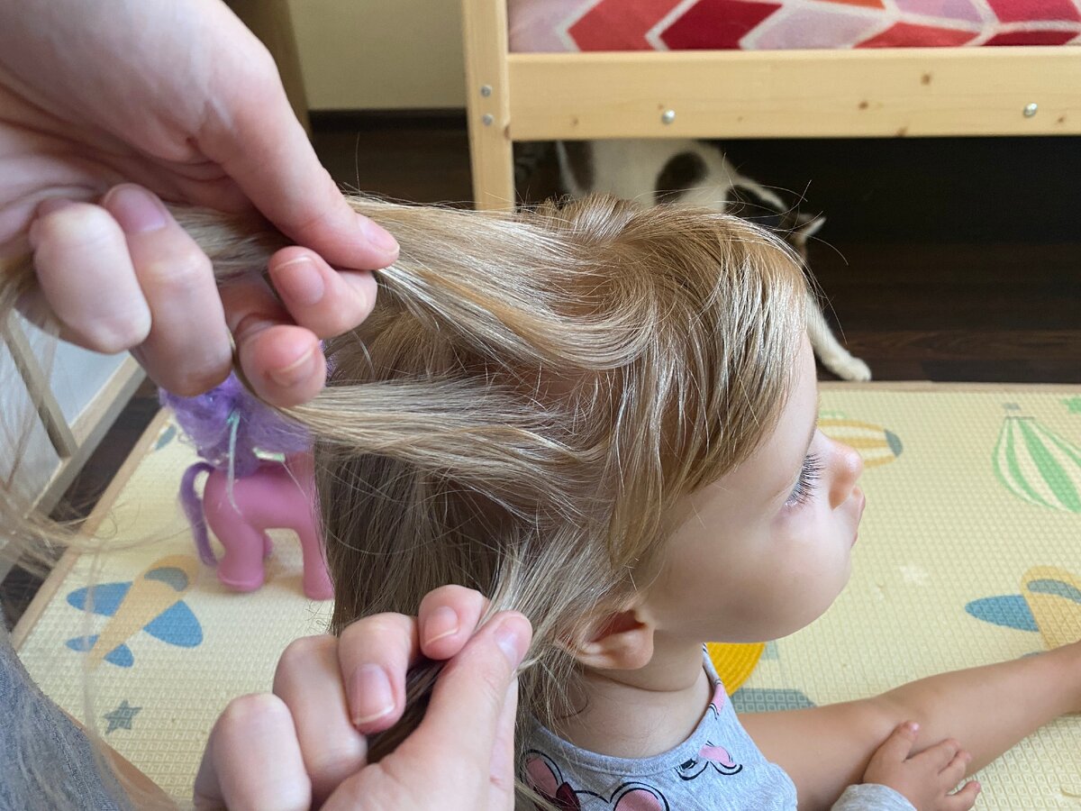 Берем три пряди, только заводим их назад, а не вперед.