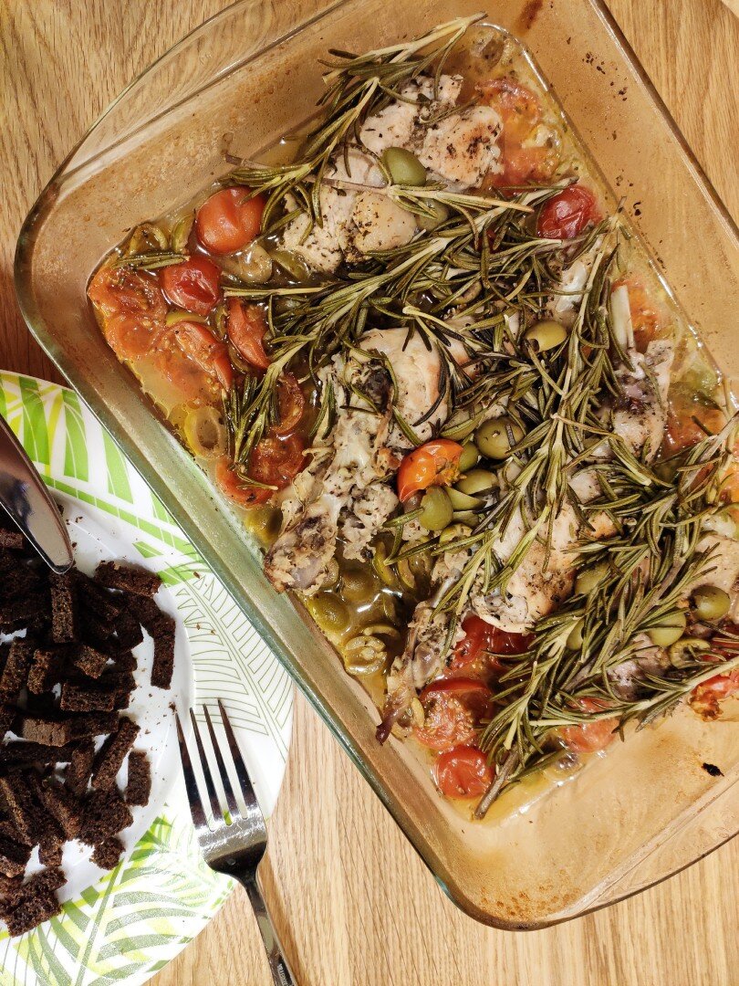 Нежный кролик с розмарином, оливками и помидорами черри