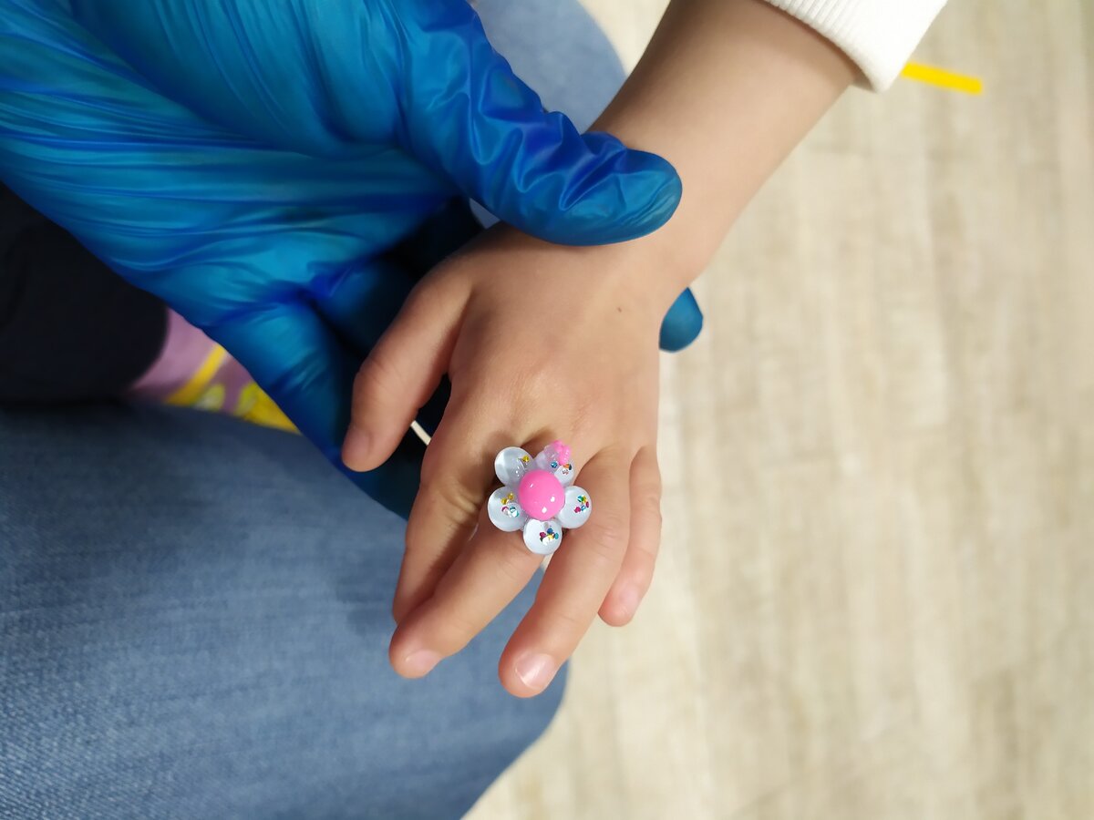 За стойко перенесенную сдачу крови, в клинике дочке подарили колечко. 