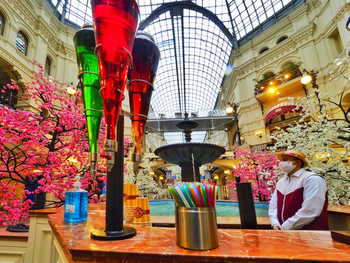 ГУМ. Соки и санитайзер в разлив...