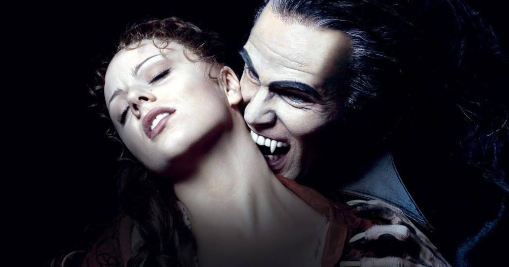 Деймон сальваторе кусает елену. Укушенный вампиром он становится. Елена гилберт в образе вампира. Если человека укусил вампир. Белла пьет кровь сумерки сага.