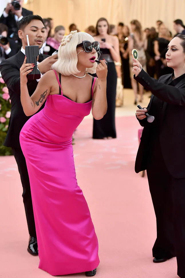 Платье из алюминиевых пластин: ода к геометрии: