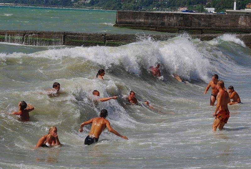 Купание во время шторма выглядит примерно так. Со стороны выглядит опасно, но если ты не боишься и уже в действии, то очень круто. 