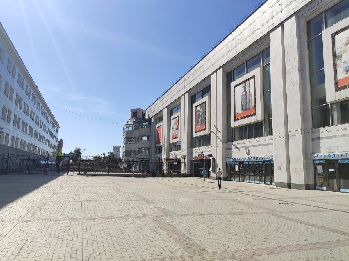 Третий пункт находится при входе в здание вокзала.