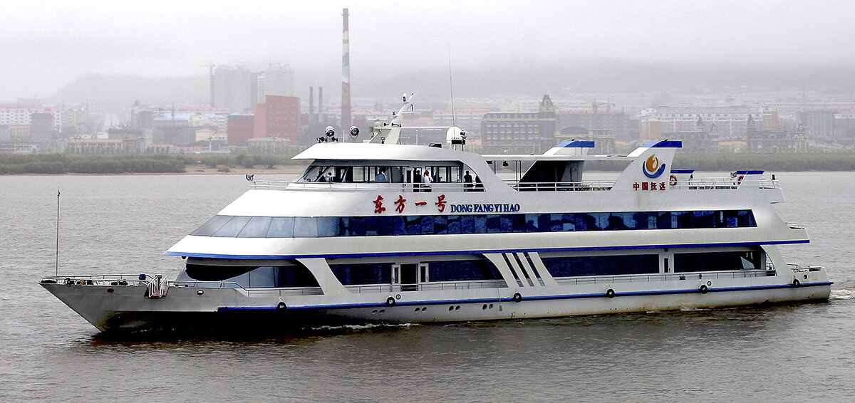 Пассажирский лайнер  на амурской воде