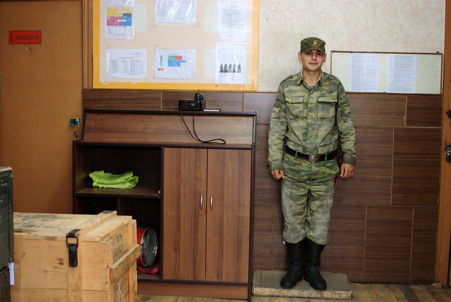 Стоящим на посту. Тумбочка дневального. Тумбочка в армии. Дневальный по роте. Тумба дневального в армии.