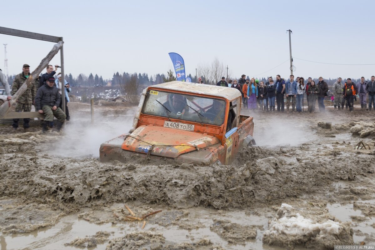 Машины проламывают еще не растаявший лед спецучастка.