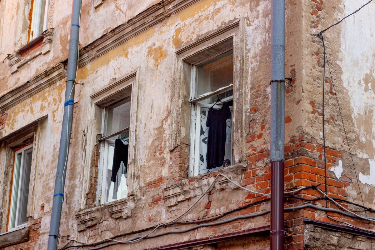 Чёрная одежда только подчёркивает настроение этого дома, со слов жителей, ранее часть дома с этой стороны сгорела.