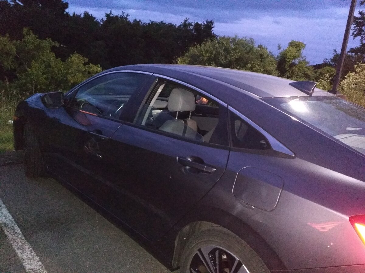 Машина моего коллеги с открытым окном. Моё фото.