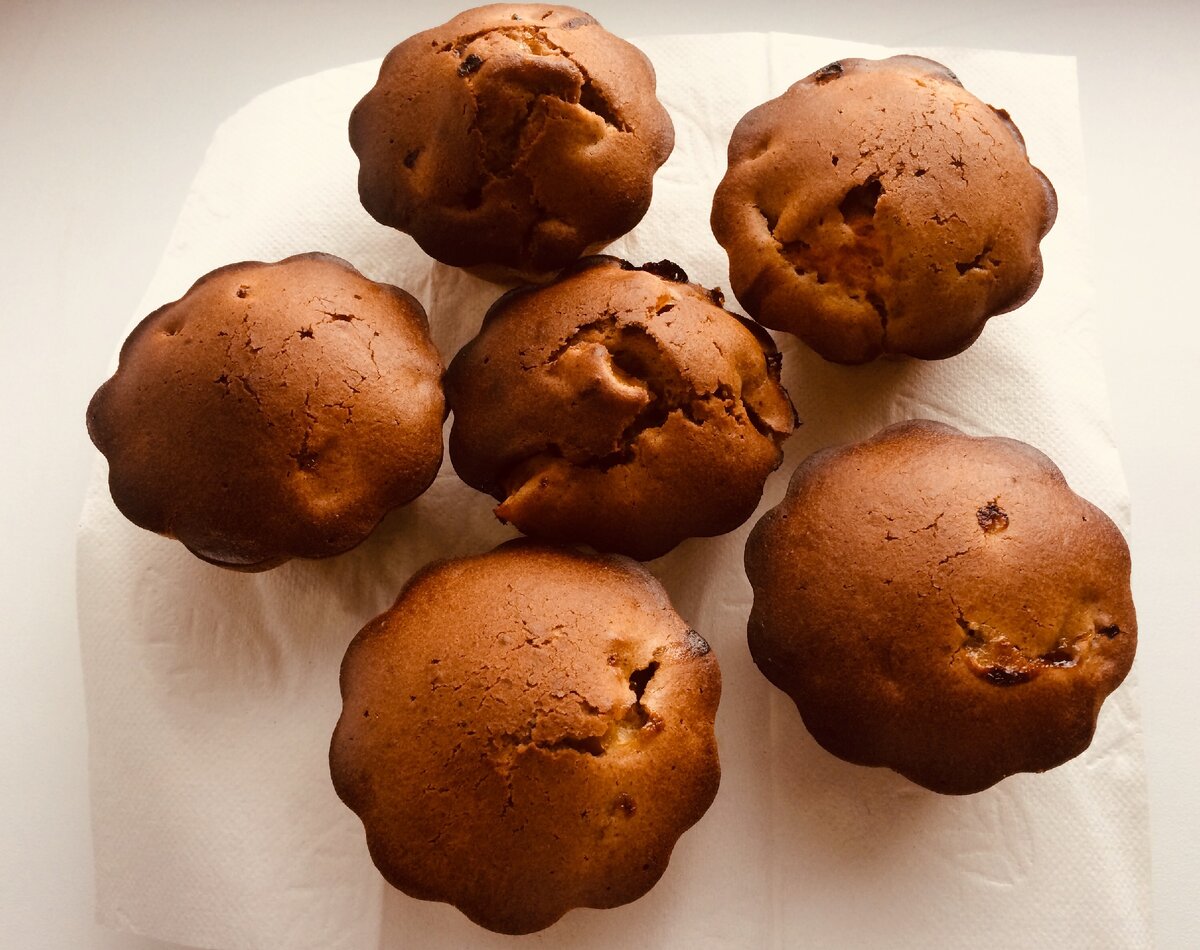 Вот такой получается вариант полезных "сладостей для радости" в виде мини-кексов (маффинов) с начинкой из абрикосов, если приготовить по рецепту ниже