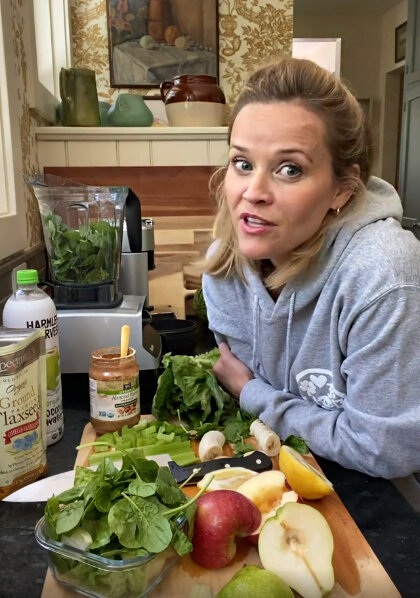 Источник фото: @reesewitherspoon / Instagram | Риз Уизерспун готовит смузи