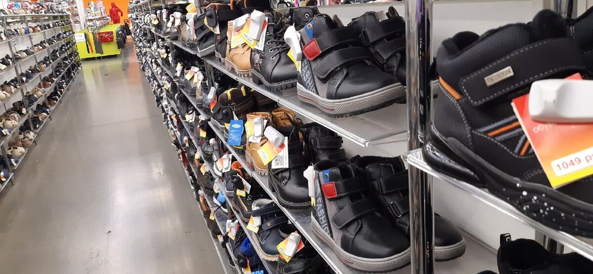 Работать магазинам одежды и обуви так и не разрешили. И они решили открыться как «пункты выдачи интернет-заказов». Фото: Правила Покупки