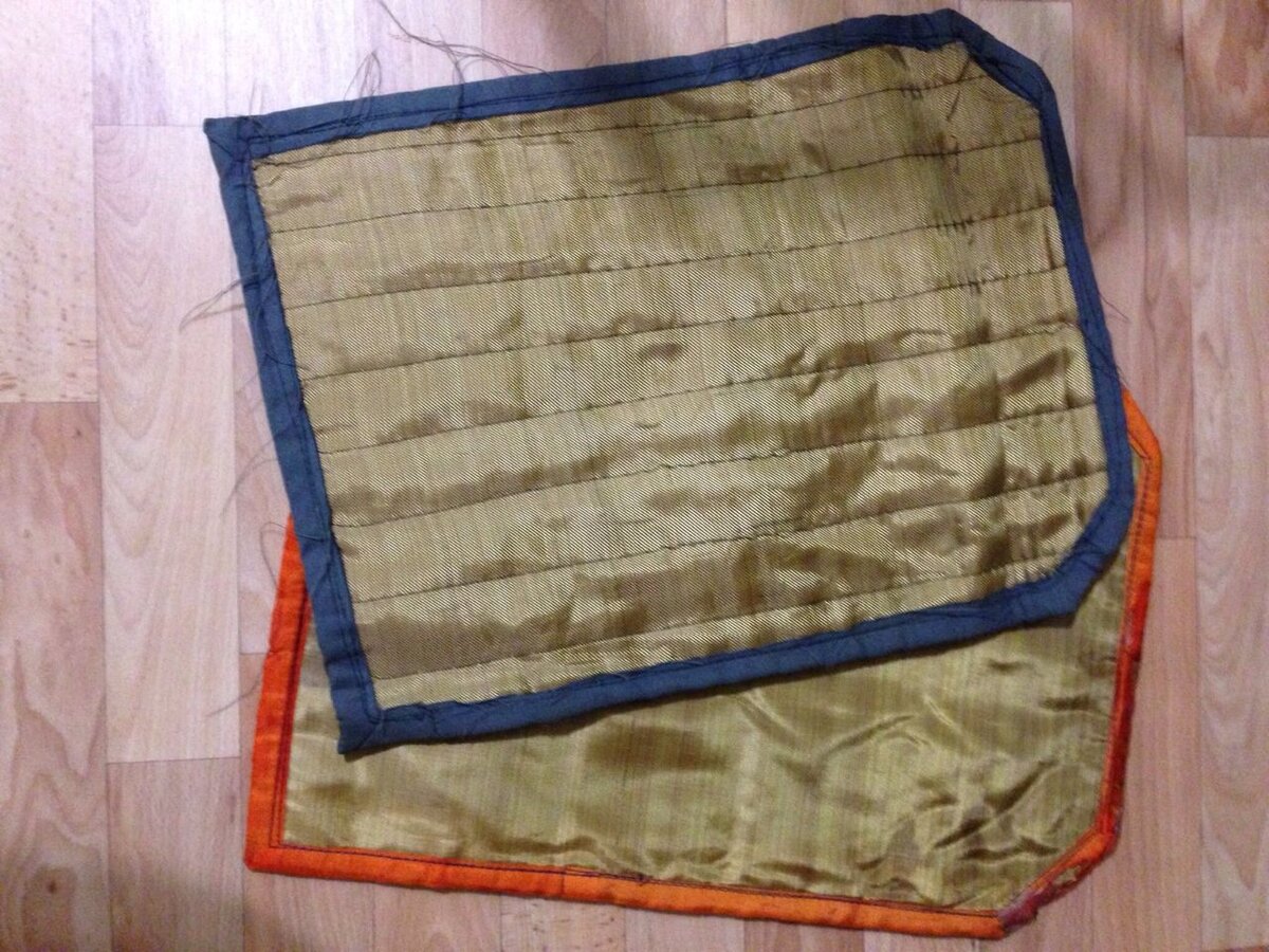 Зачастую подобные элементы из арамидной ткани подкладываются под бронепластины других типов для улавливания осколков, в случае пробития