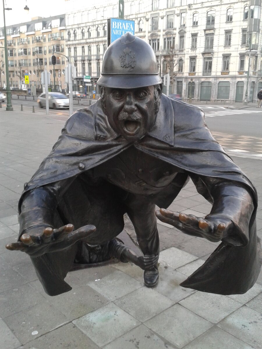 На улицах городов Бельгии много таких скульптур-инсталляций, забавных, но со смыслом!