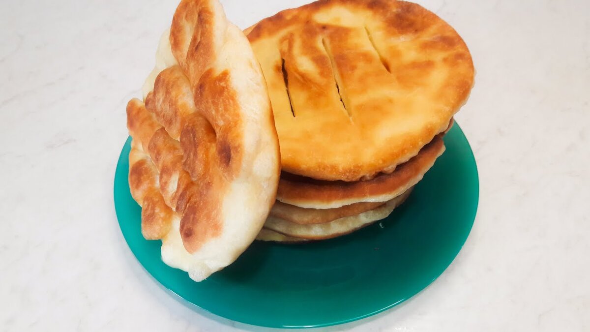 Простой рецепт лепешек на кефире. Это очень вкусно, просто и экономно! Лепешки на сковороде - это отличный завтрак или перекус. Можно подавать как отдельное блюдо, а также к первым блюдам. 
