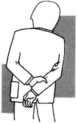 Обхватывание запястья за спиной