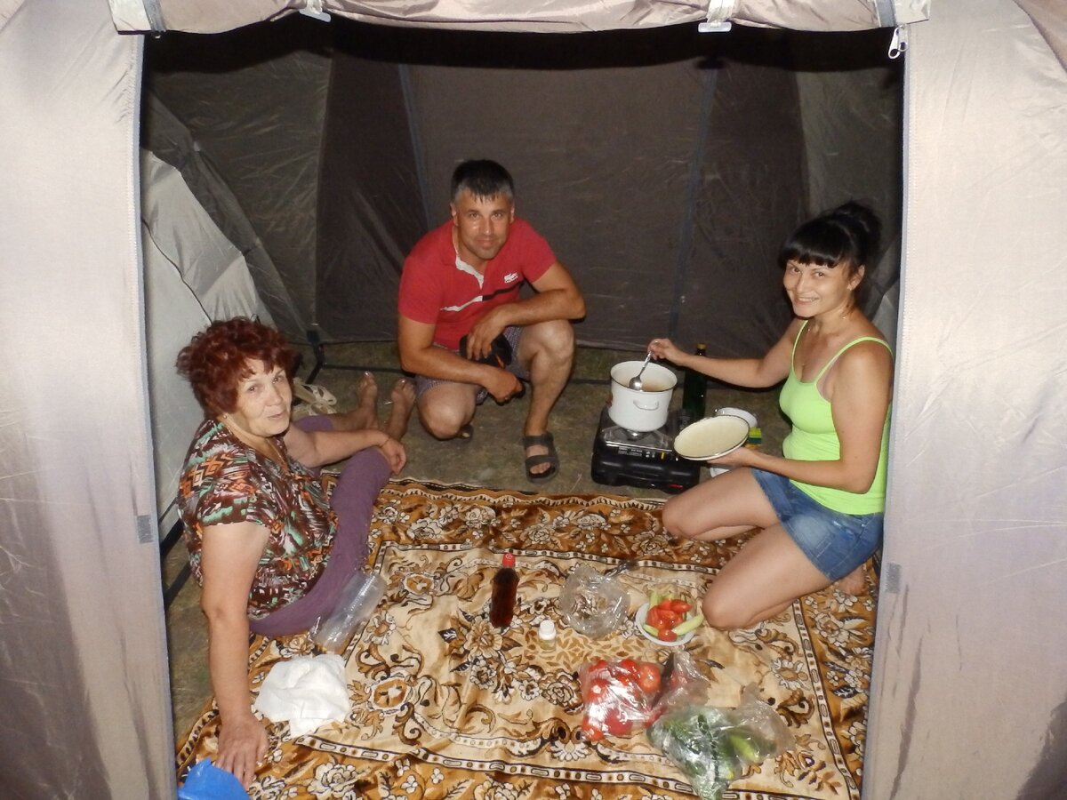 Ночь. спать пора, а мы еду готовим.