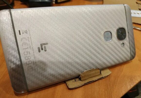 телефон даже довольно тяжёлый держится устойчиво и не думает её смять